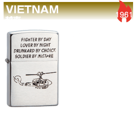 VIETNAM 1961 外蓋上面寫的話，意思是「白天是戰士，晚上是情人。因為愛喝酒，陰錯陽差當了兵」。這款越戰時期美軍愛用的〝越南Zippo〞終於重新呈現在我們所在的現代。